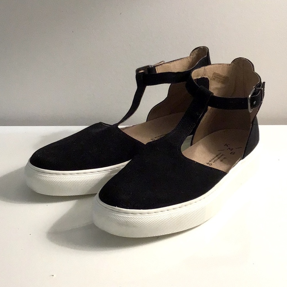 KMB Size 9.5 Navy Buckle Strap Sneakers